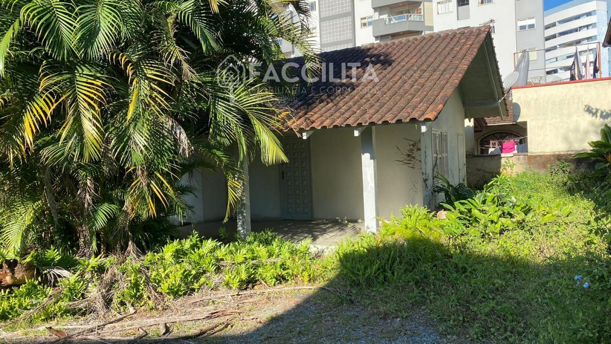  - Terreno com 490m² e casa com 60m², à venda no Centro